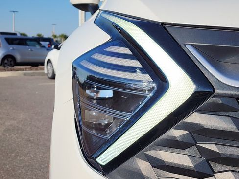 Used 2024 Kia Sportage LX image 11