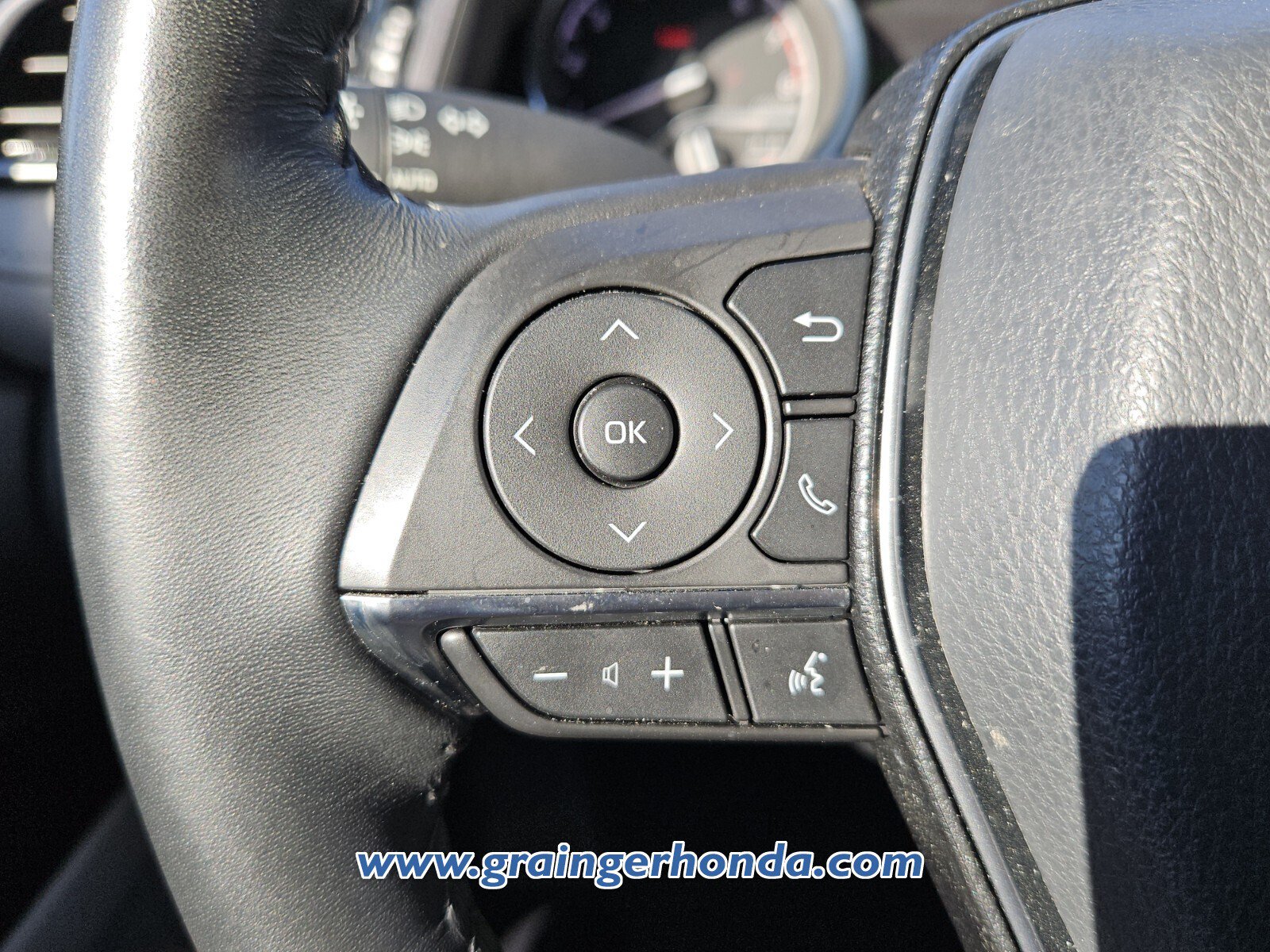 Used 2020 Toyota Camry XLE FWD image 19
