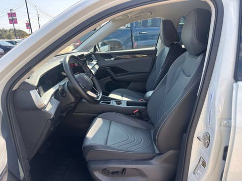 Used 2026 Volkswagen Tiguan SE AWD/4WD image 24