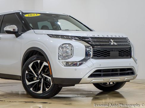 Used 2023 Mitsubishi Outlander SE FWD image 2