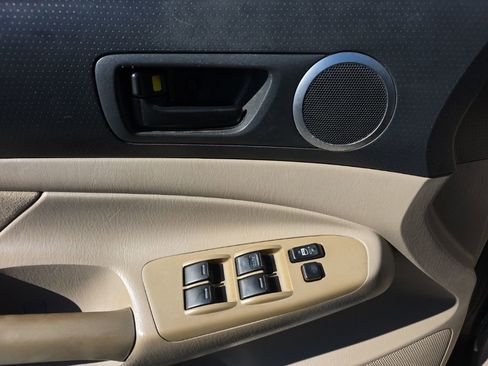 Used 2005 Toyota Tacoma PreRunner image 18