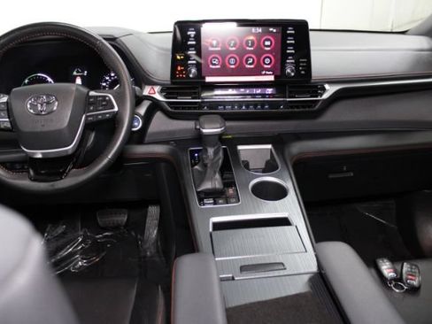 Used 2022 Toyota Sienna XSE w/ XSE Plus Package FWD image 2