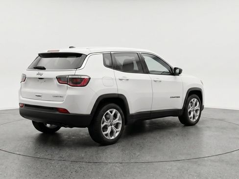 Used 2025 Jeep Compass Latitude AWD/4WD image 9