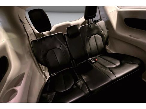 Used 2024 Chrysler Pacifica Touring-L FWD image 43