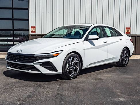 Used 2025 Hyundai Elantra SEL image 1