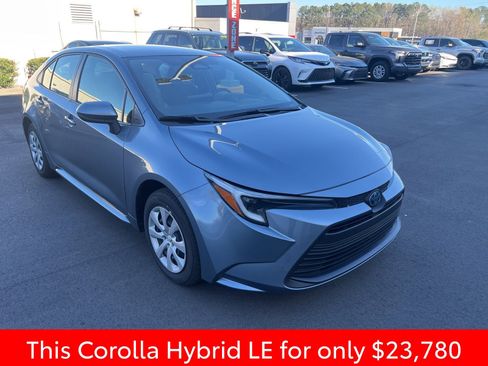 Used 2025 Toyota Corolla LE image 3