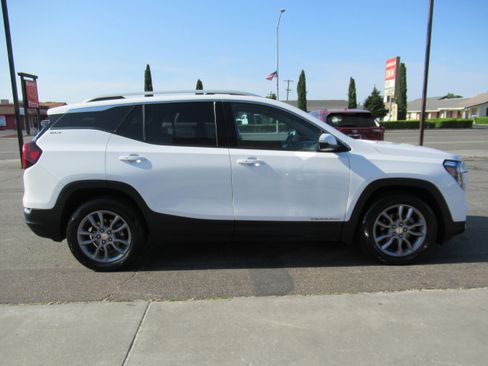 Used 2023 GMC Terrain SLT image 5