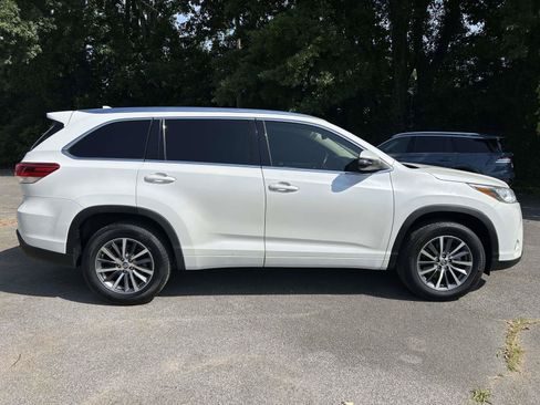 Used 2018 Toyota Highlander XLE FWD image 2
