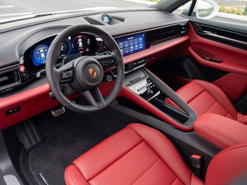 New 2026 Porsche Macan 4S Electric AWD/4WD image 4