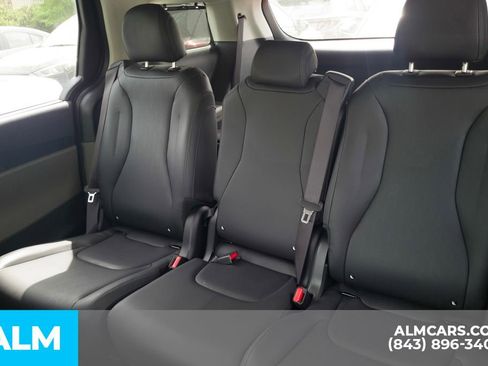 Used 2025 Kia Carnival EX image 6