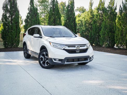 Used 2018 Honda CR-V Touring image 2