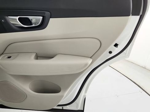 Certified 2025 Volvo XC60 B5 Ultra w/ Protection Package Premier AWD/4WD image 32