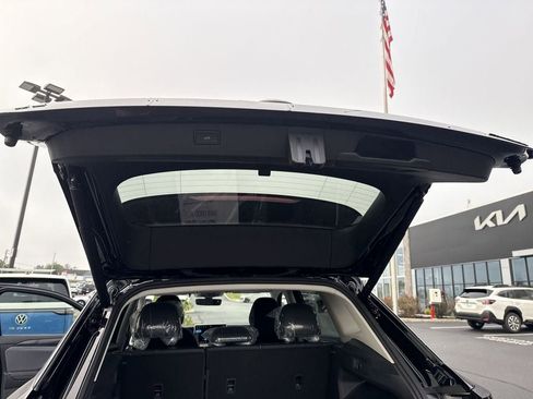 New 2025 Volkswagen Tiguan SE image 40