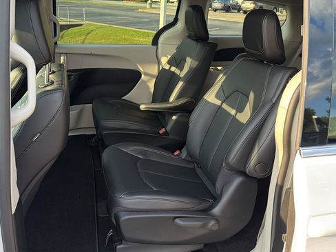 Used 2024 Chrysler Pacifica Limited FWD image 11