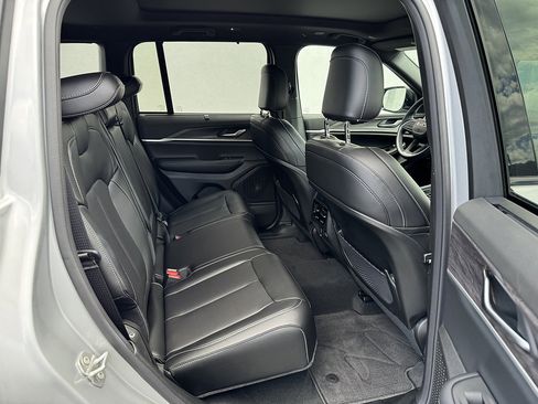 Used 2025 Jeep Grand Cherokee Limited w/ Luxury Tech Group II AWD/4WD image 11