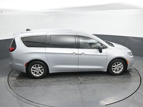 Used 2024 Chrysler Pacifica Touring-L image 50