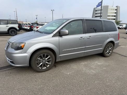 Used 2015 Chrysler Town & Country S FWD image 6