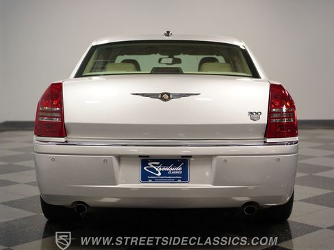 Used 2005 Chrysler 300 C w/ Navigation & Sound Group II image 25