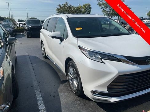 Used 2023 Toyota Sienna Limited FWD image 1