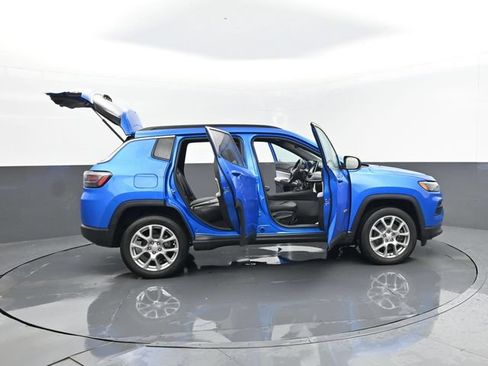 Used 2024 Jeep Compass Latitude w/ Sun and Sound Group AWD/4WD image 30