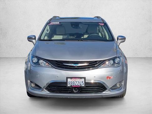 Used 2017 Chrysler Pacifica Platinum FWD image 2
