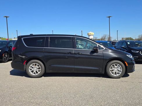 New 2026 Chrysler Pacifica Select image 2