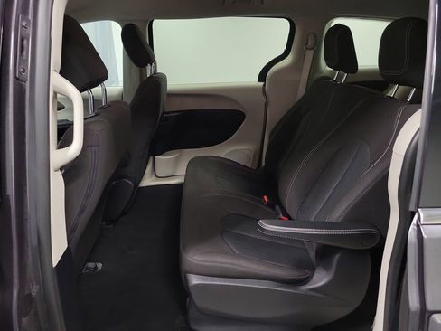 Used 2020 Chrysler Voyager L image 24