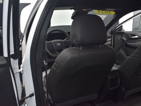 Used 2025 Buick Envista Preferred image 18