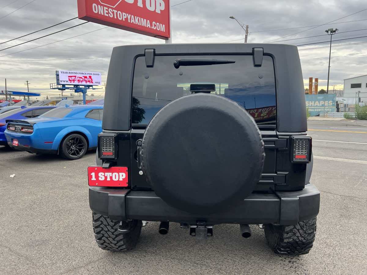 Used 2010 Jeep Wrangler Unlimited Rubicon w/ Dual Top Group AWD/4WD image 6