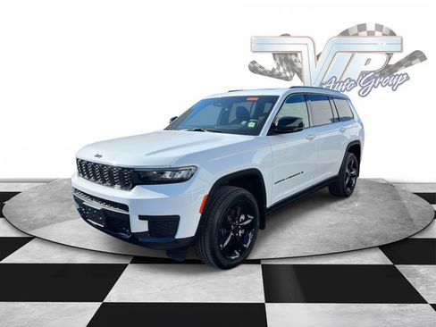 Used 2025 Jeep Grand Cherokee L Altitude image 2