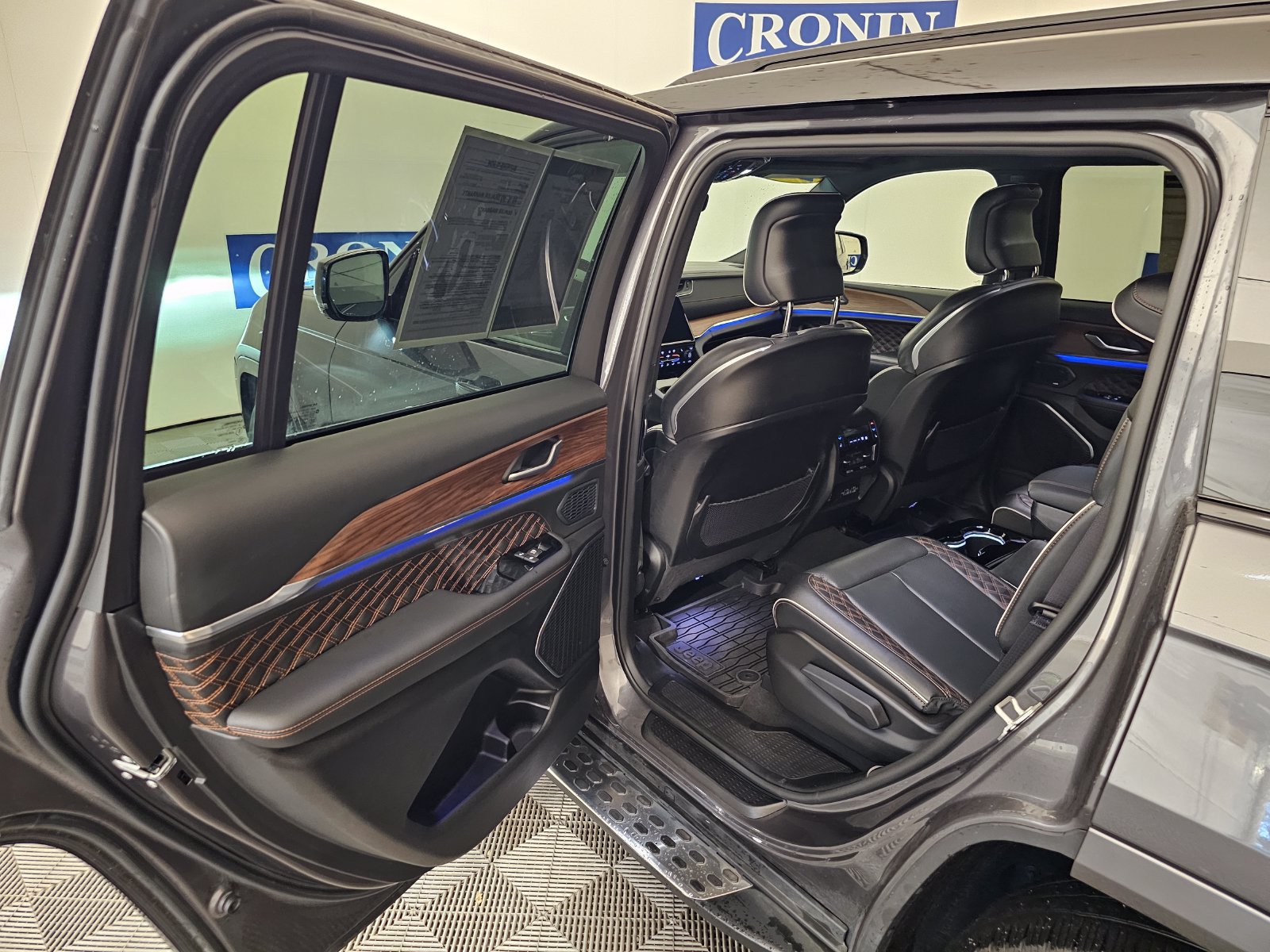 Used 2024 Jeep Grand Cherokee L Summit w/ High Altitude Package AWD/4WD image 30