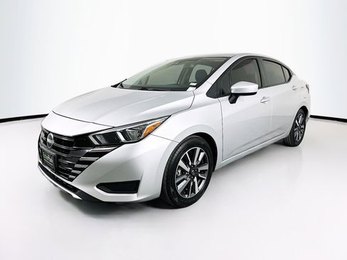 Used 2023 Nissan Versa SV image 3