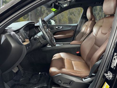 Used 2021 Volvo XC60 T5 Momentum AWD/4WD image 9