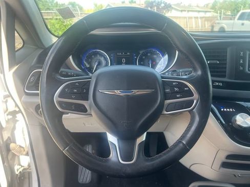 Used 2017 Chrysler Pacifica Touring-L FWD image 19