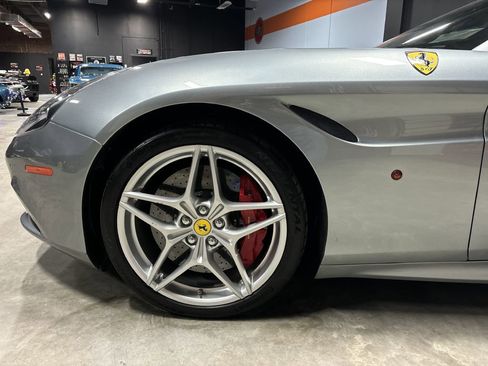 Used 2015 Ferrari California T image 21