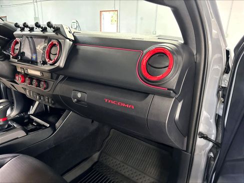 Used 2021 Toyota Tacoma TRD Sport w/ TRD Premium Sport Package AWD/4WD image 17