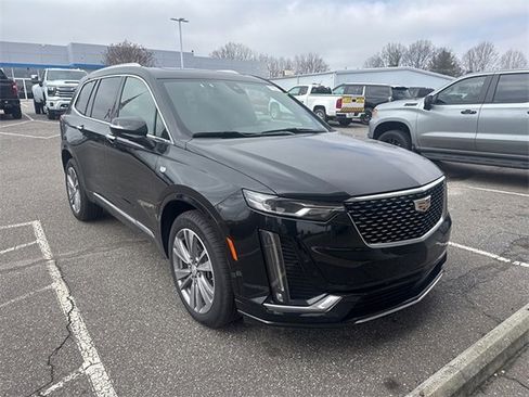 Used 2025 Cadillac XT6 Premium Luxury image 2