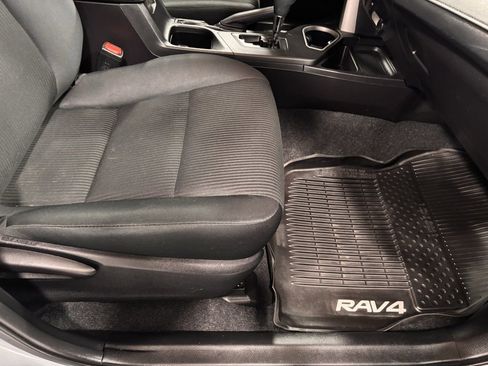 Used 2018 Toyota RAV4 LE image 17