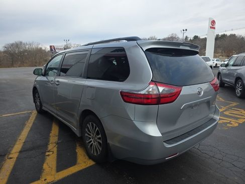 Used 2020 Toyota Sienna XLE image 7