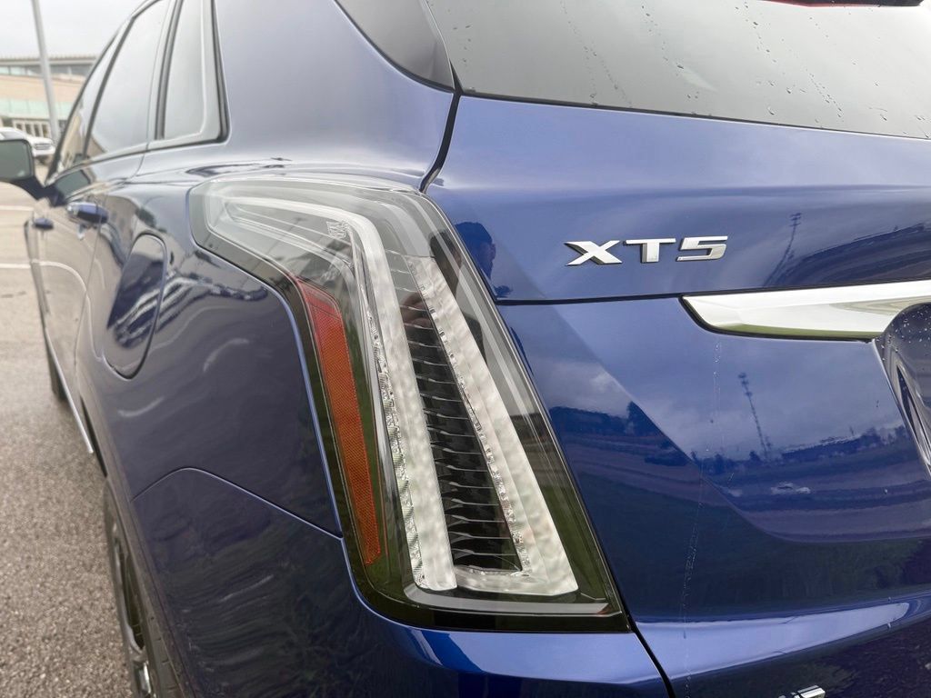 Certified 2024 Cadillac XT5 Sportv w/ LPO, Floor Liner Package AWD/4WD image 7