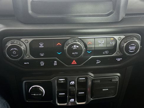 Used 2020 Jeep Wrangler Unlimited Sahara image 23