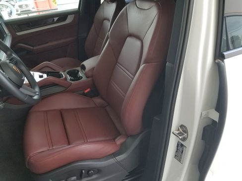 Certified 2025 Porsche Cayenne image 5