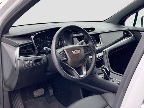 Used 2025 Cadillac XT6 Luxury FWD image 9