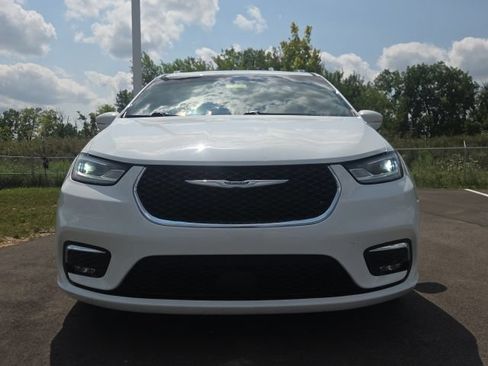 Used 2022 Chrysler Pacifica Touring-L FWD image 3