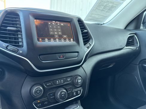 Used 2019 Jeep Cherokee Latitude w/ Popular Appearance Group image 14