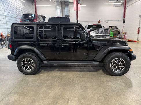 Used 2022 Jeep Wrangler Unlimited Sport w/ Cold Weather Group AWD/4WD image 4