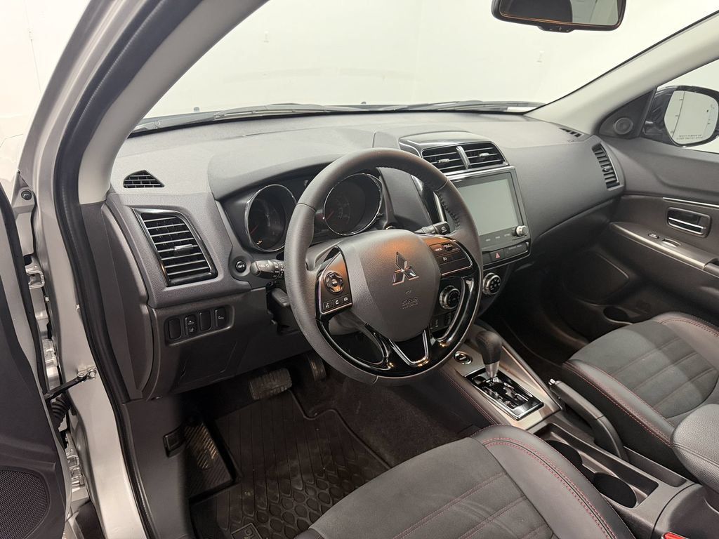 Used 2025 Mitsubishi Outlander Sport SE AWD/4WD image 4