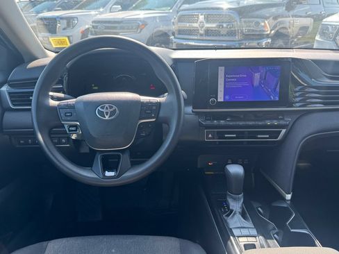 Used 2025 Toyota Camry SE FWD image 12