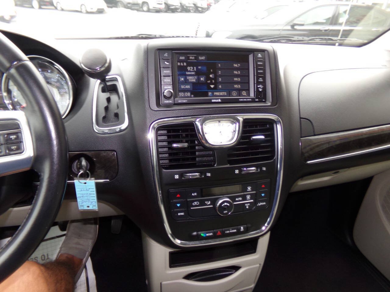 Used 2013 Chrysler Town & Country Touring FWD image 57