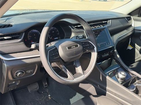 Used 2023 Jeep Grand Cherokee L Laredo image 16